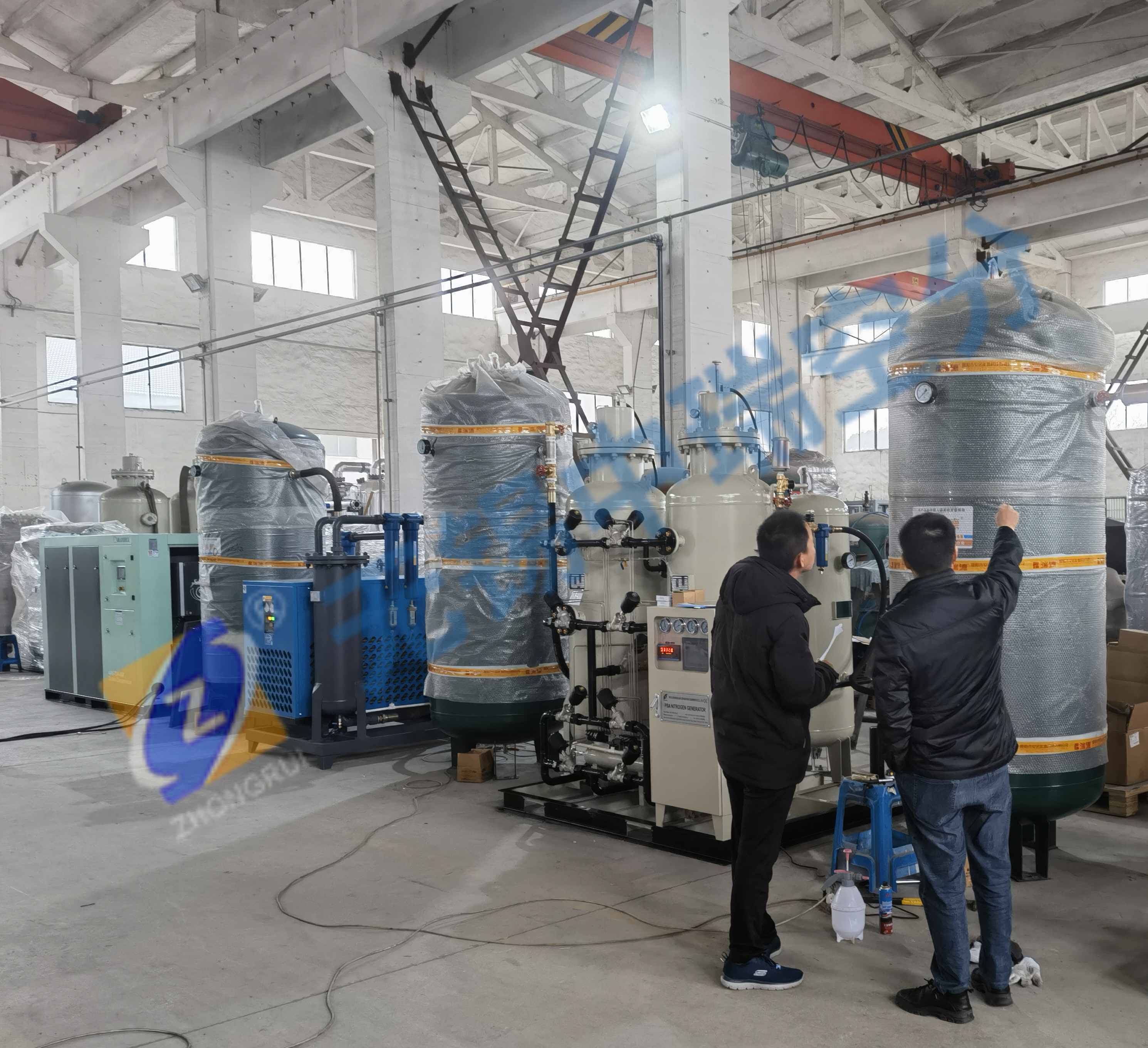 整套高純度制氮機發(fā)貨前，客戶來工廠實地驗貨及學習，無錫中瑞空分全力提供優(yōu)良服務(wù)